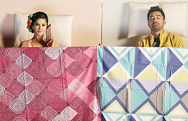 सनी लियोन की नसीहत आंखे बंद करके करें किस, देखें तस्वीरें