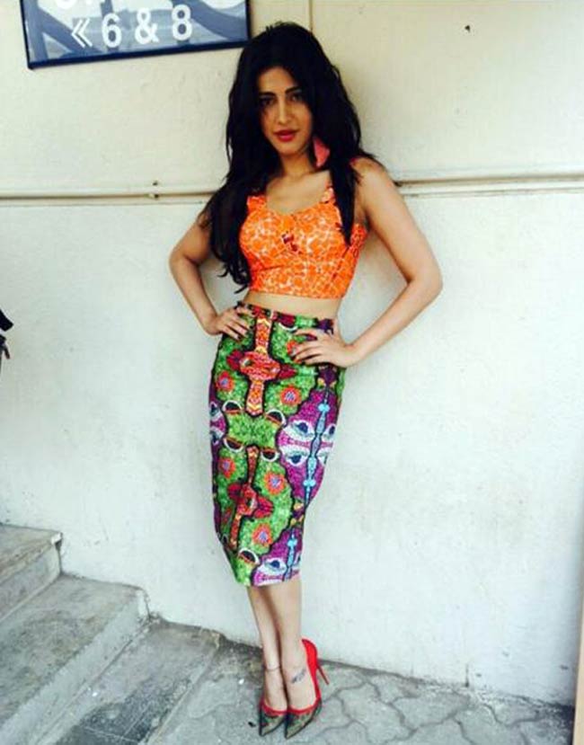 क्रॉप स्टाइल में श्रुति कर रही हैं 'गब्बर इज बैक' को प्रमोट