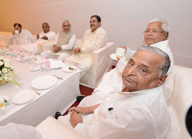 6 दल मिलकर हुए एक, मुलायम को थमाई कमान