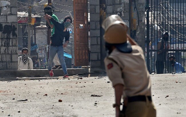 कश्मीर घाटी के अमन को लग गई किसकी नजर...