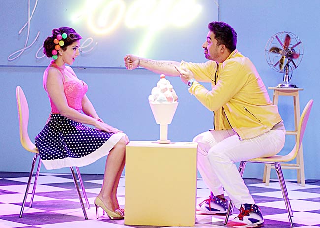 सनी लियोन की नसीहत आंखे बंद करके करें किस, देखें तस्वीरें