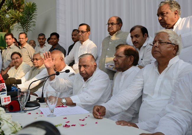 6 दल मिलकर हुए एक, मुलायम को थमाई कमान