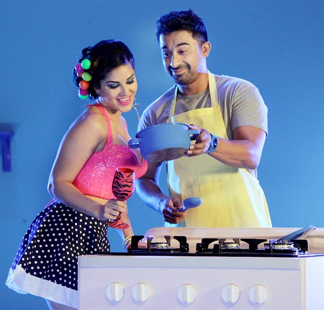 सनी लियोन की नसीहत आंखे बंद करके करें किस, देखें तस्वीरें