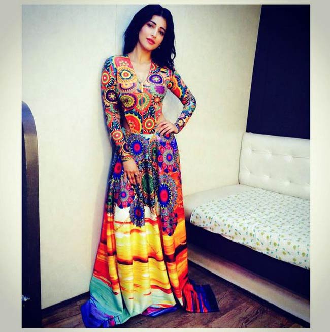 क्रॉप स्टाइल में श्रुति कर रही हैं 'गब्बर इज बैक' को प्रमोट