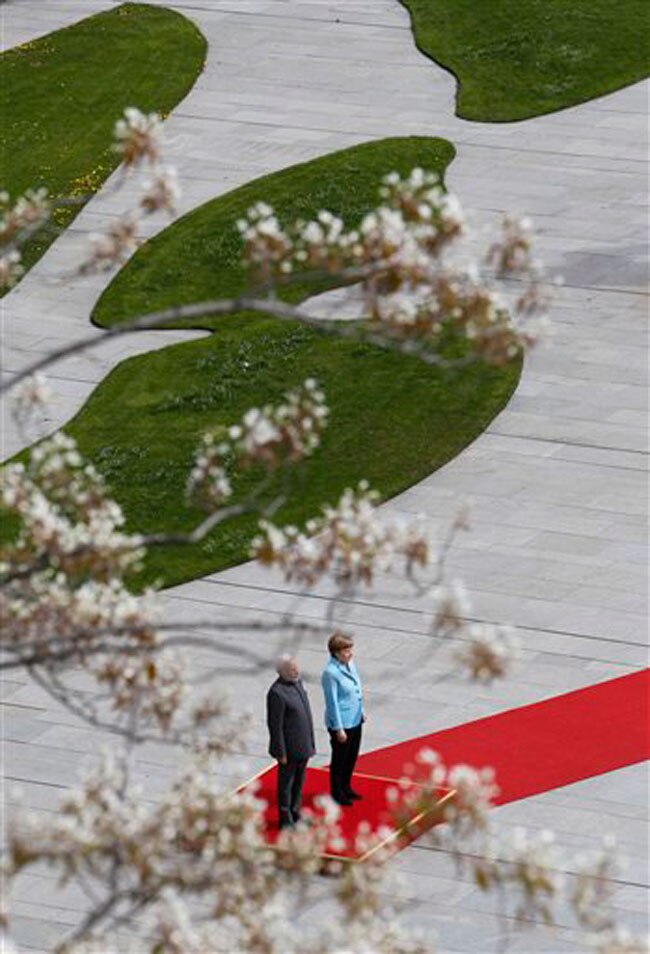 बैंड की धुन पर बर्लिन में PM मोदी का स्वागत