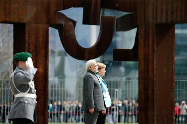 बैंड की धुन पर बर्लिन में PM मोदी का स्वागत