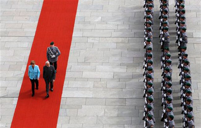 बैंड की धुन पर बर्लिन में PM मोदी का स्वागत