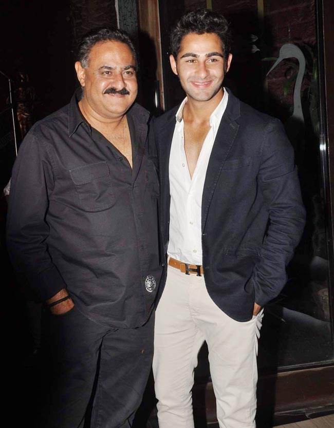 करीना-करिश्मा ने सैफ संग मनाया मां का बर्थडे