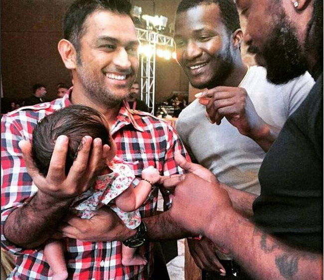 साक्षी धोनी ने शेयर की बेटी जिवा की नई तस्वीरें...