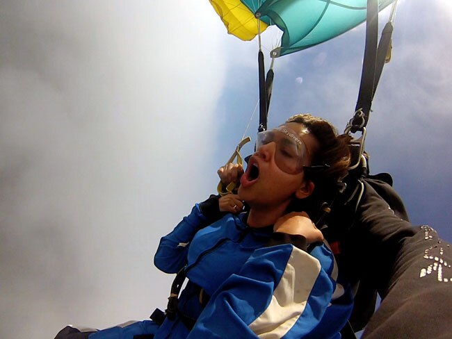 स्काईडाइविंग के बहाने ईशा गुप्ता की बादलों से गुफ्तगू...