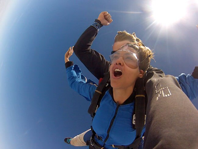 स्काईडाइविंग के बहाने ईशा गुप्ता की बादलों से गुफ्तगू...