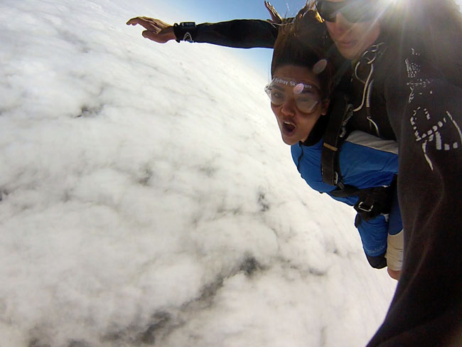 स्काईडाइविंग के बहाने ईशा गुप्ता की बादलों से गुफ्तगू...