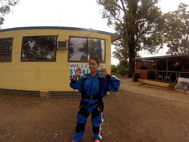 स्काईडाइविंग के बहाने ईशा गुप्ता की बादलों से गुफ्तगू...