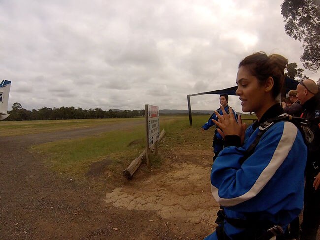 स्काईडाइविंग के बहाने ईशा गुप्ता की बादलों से गुफ्तगू...