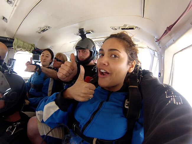 स्काईडाइविंग के बहाने ईशा गुप्ता की बादलों से गुफ्तगू...