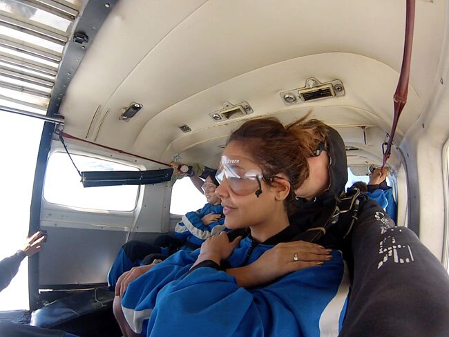 स्काईडाइविंग के बहाने ईशा गुप्ता की बादलों से गुफ्तगू...