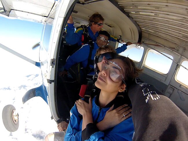 स्काईडाइविंग के बहाने ईशा गुप्ता की बादलों से गुफ्तगू...