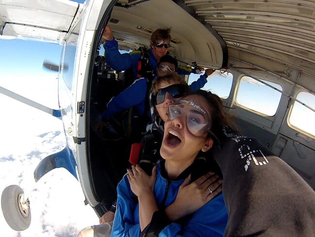 स्काईडाइविंग के बहाने ईशा गुप्ता की बादलों से गुफ्तगू...