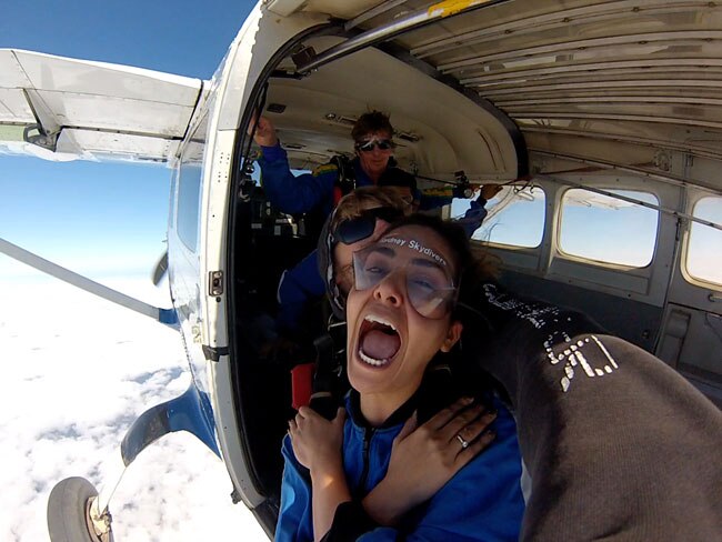 स्काईडाइविंग के बहाने ईशा गुप्ता की बादलों से गुफ्तगू...