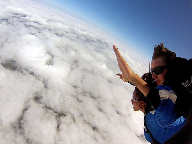 स्काईडाइविंग के बहाने ईशा गुप्ता की बादलों से गुफ्तगू...