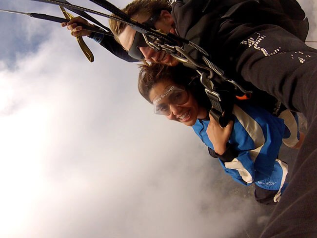 स्काईडाइविंग के बहाने ईशा गुप्ता की बादलों से गुफ्तगू...