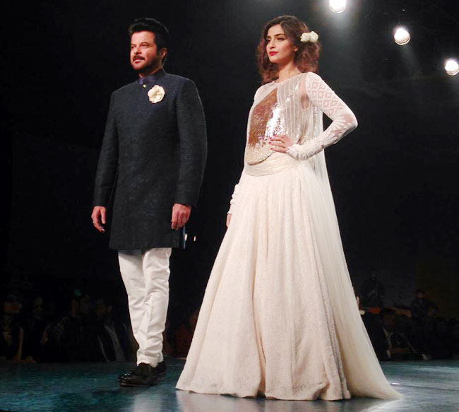 बेटियों की खातिर रैंप पर उतरे सेलिब्रिटी पैरेंट्स