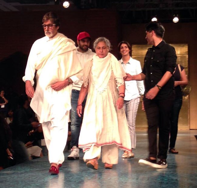 बेटियों की खातिर रैंप पर उतरे सेलिब्रिटी पैरेंट्स