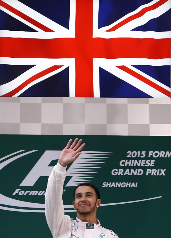 लुईस हैमिल्टन ने जीत के नशे में मॉडल पर डाली शैंपेन