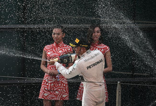 लुईस हैमिल्टन ने जीत के नशे में मॉडल पर डाली शैंपेन