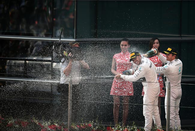 लुईस हैमिल्टन ने जीत के नशे में मॉडल पर डाली शैंपेन