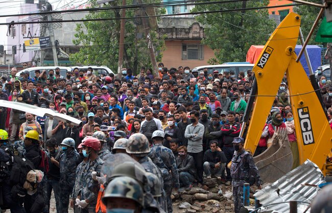 नेपाल में पांच दिन बाद मलबे से जिंदा निकला युवक