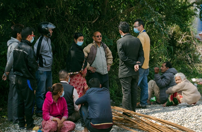 नेपाल में अब भी जिंदगी के लिए जद्दोजहद