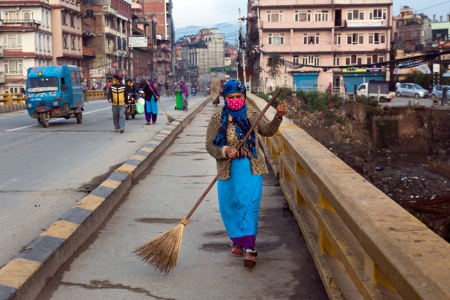 नेपाल में अब भी जिंदगी के लिए जद्दोजहद