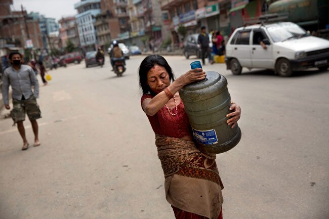 नेपाल में अब भी जिंदगी के लिए जद्दोजहद