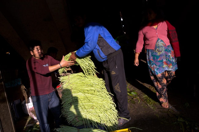 नेपाल में अब भी जिंदगी के लिए जद्दोजहद