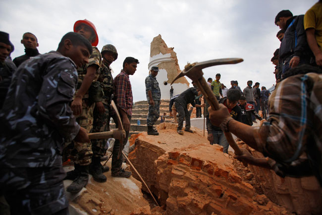 भूकंप से नेपाल में मातम, जिंदगियां बचाने की कवायद शुरू