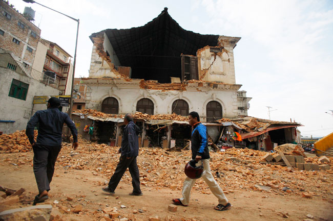 भूकंप से नेपाल में मातम, जिंदगियां बचाने की कवायद शुरू