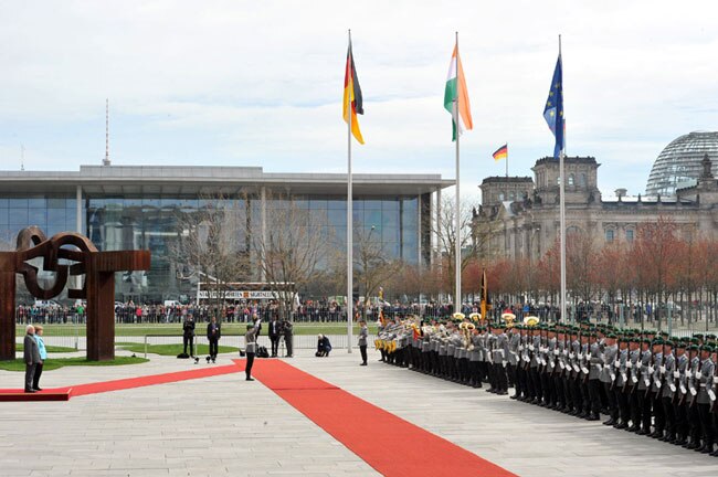 बैंड की धुन पर बर्लिन में PM मोदी का स्वागत