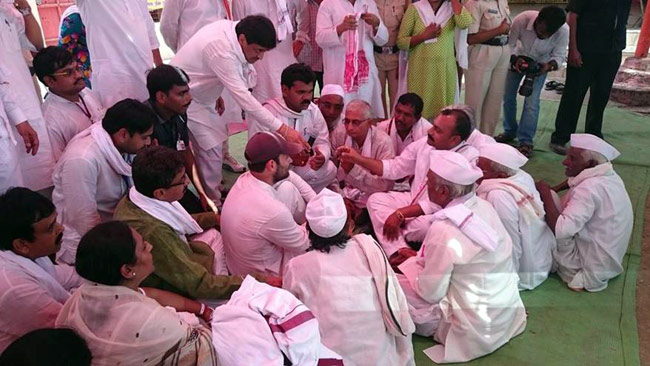 विदर्भ में पदयात्रा कर राहुल गांधी ने लिया किसानों के हालात का जायजा