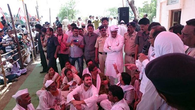 विदर्भ में पदयात्रा कर राहुल गांधी ने लिया किसानों के हालात का जायजा