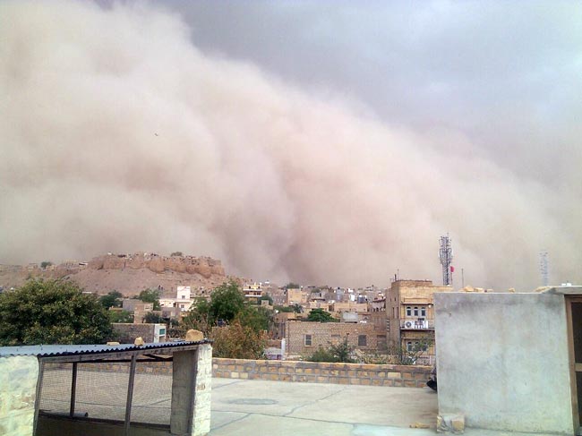 जैसलमेर में आफत बनकर आया रेत का तूफान