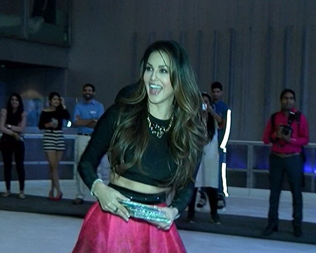 फिल्म प्रमोशन के दौरान सनी लियोन ने की आइस स्केटिंग