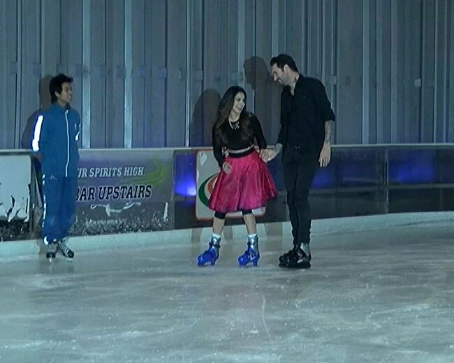 फिल्म प्रमोशन के दौरान सनी लियोन ने की आइस स्केटिंग
