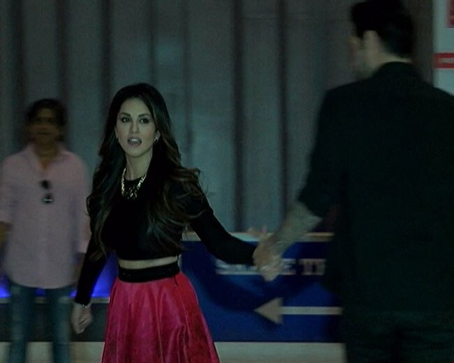 फिल्म प्रमोशन के दौरान सनी लियोन ने की आइस स्केटिंग