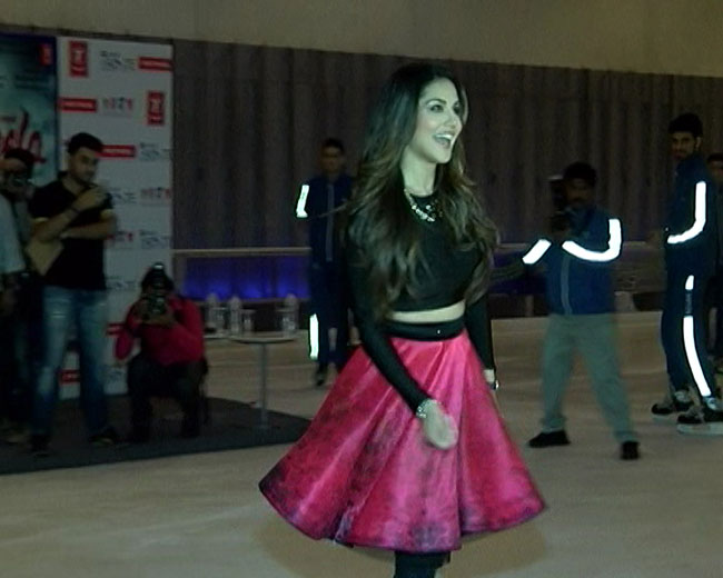 फिल्म प्रमोशन के दौरान सनी लियोन ने की आइस स्केटिंग