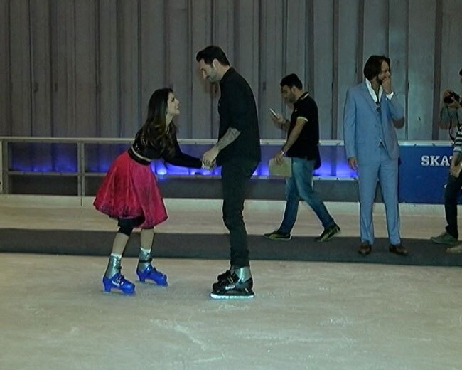 फिल्म प्रमोशन के दौरान सनी लियोन ने की आइस स्केटिंग