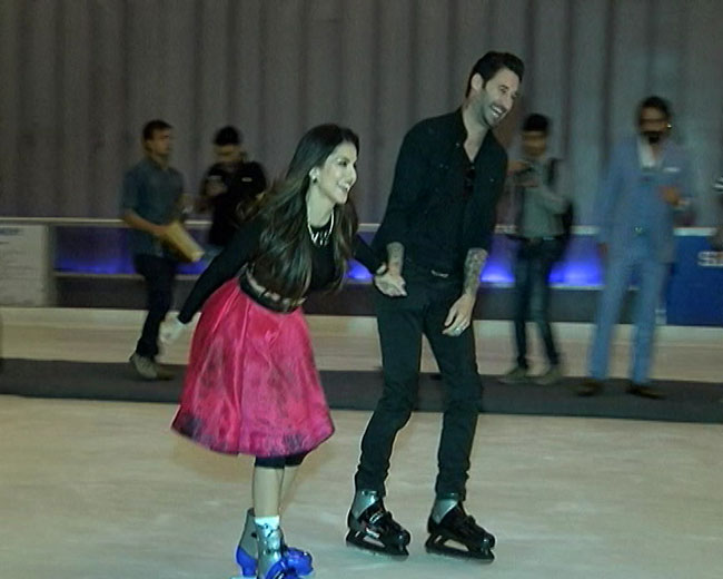 फिल्म प्रमोशन के दौरान सनी लियोन ने की आइस स्केटिंग