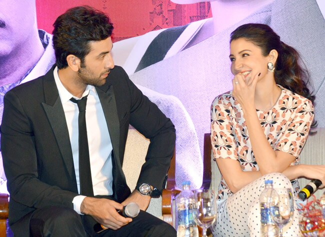 जब रणबीर कपूर ने अनुष्का को गोद में उठा लिया, देखें तस्वीरें