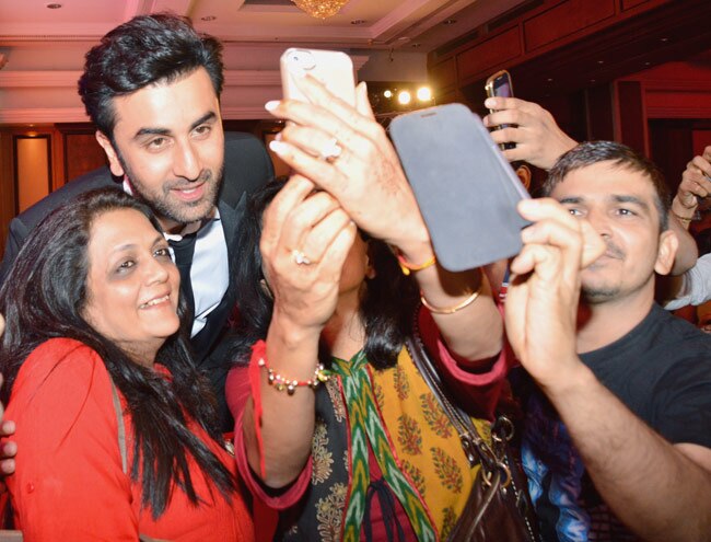 जब रणबीर कपूर ने अनुष्का को गोद में उठा लिया, देखें तस्वीरें