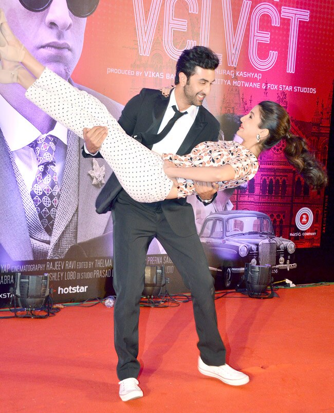 जब रणबीर कपूर ने अनुष्का को गोद में उठा लिया, देखें तस्वीरें